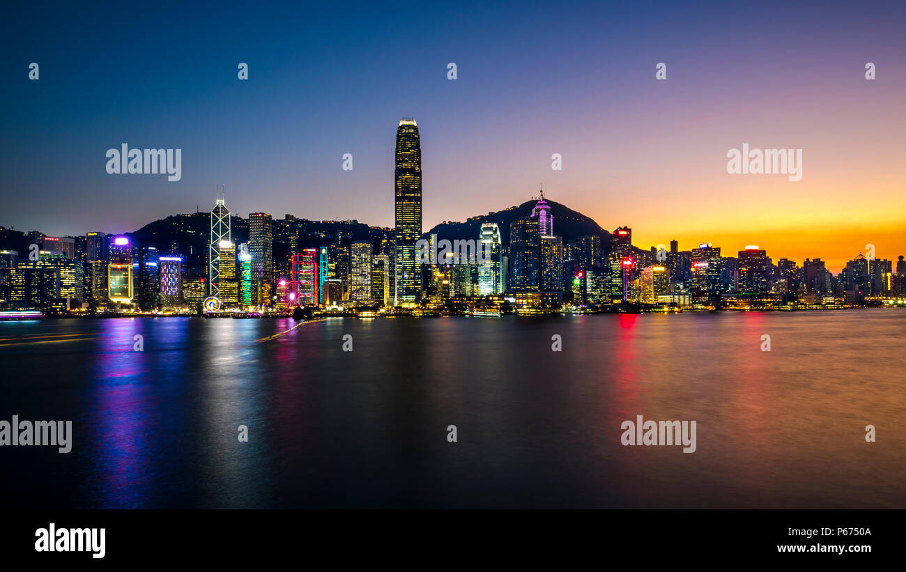Le port Victoria de Hong Kong au crépuscule Banque D'Images