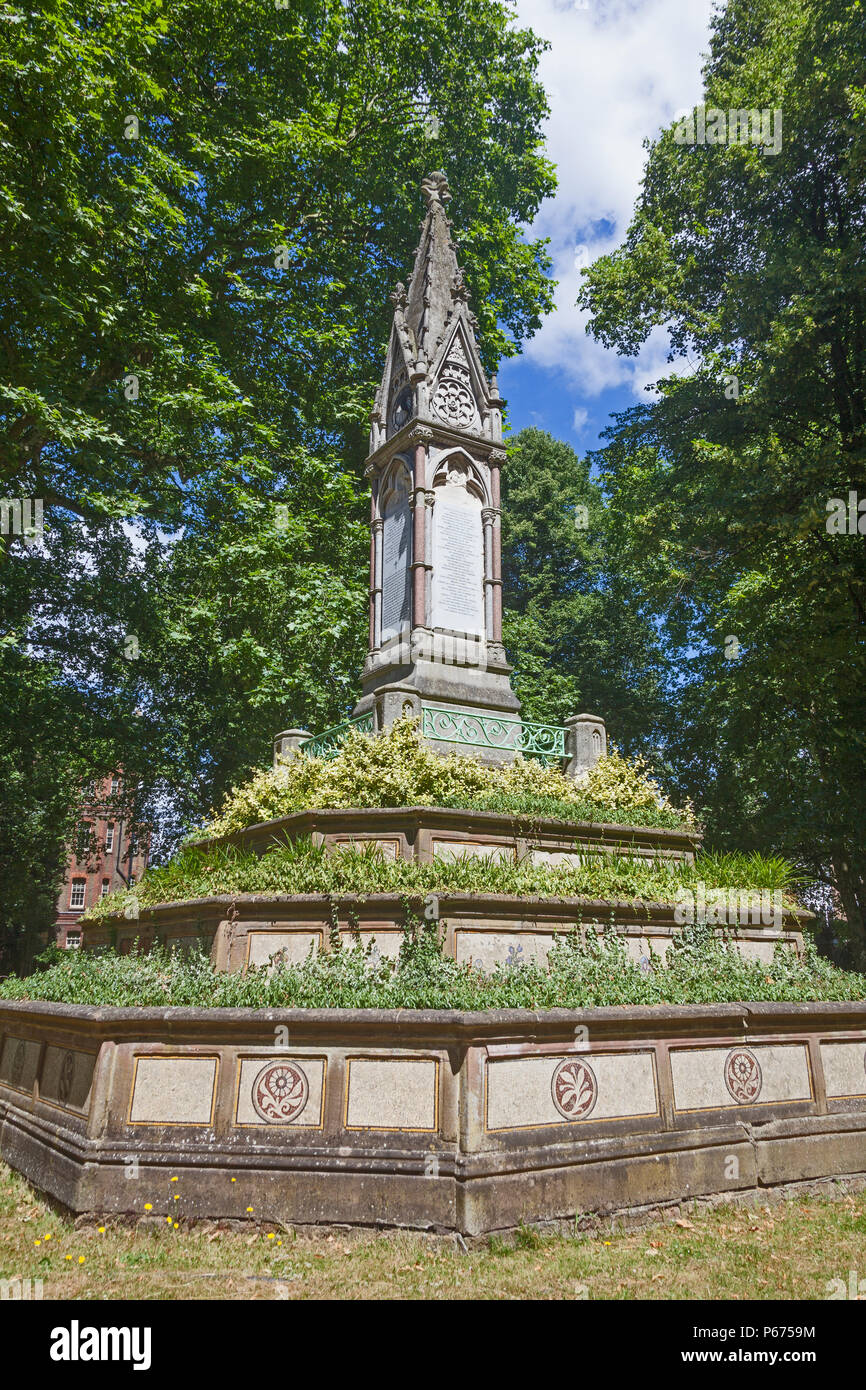 London Borough of Camden, le mémorial néo-gothique et sundial érigé par la baronne Burdett-Coutts dans le cimetière de St Pancras Old Church Banque D'Images