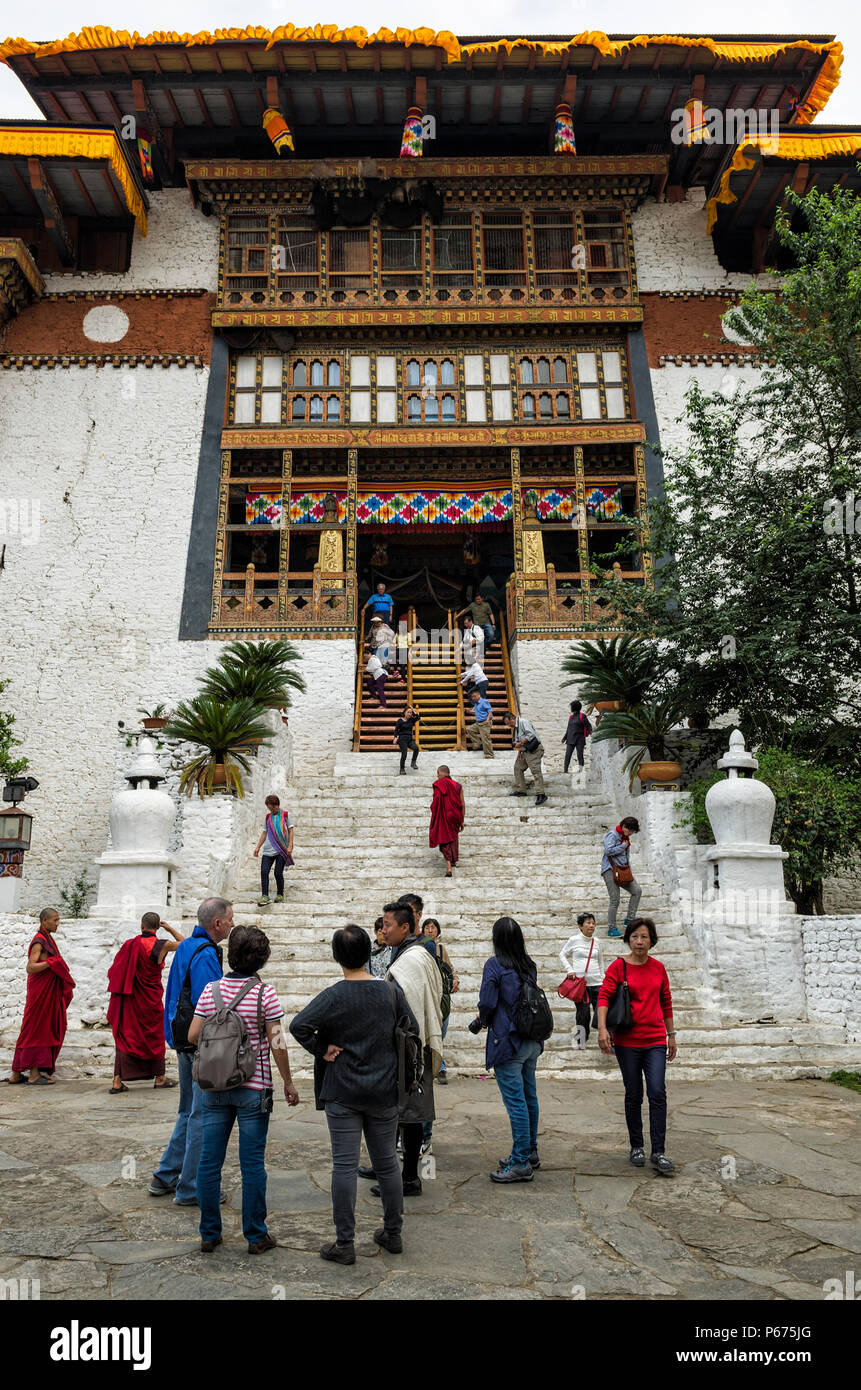 Punakha, Bhoutan - 10 avril 2016 biddhist non identifié : les moines et les visiteurs avec des robes traditionnelles sont entrant et sortant de l'Punakha Dzong ou Pungtha Banque D'Images