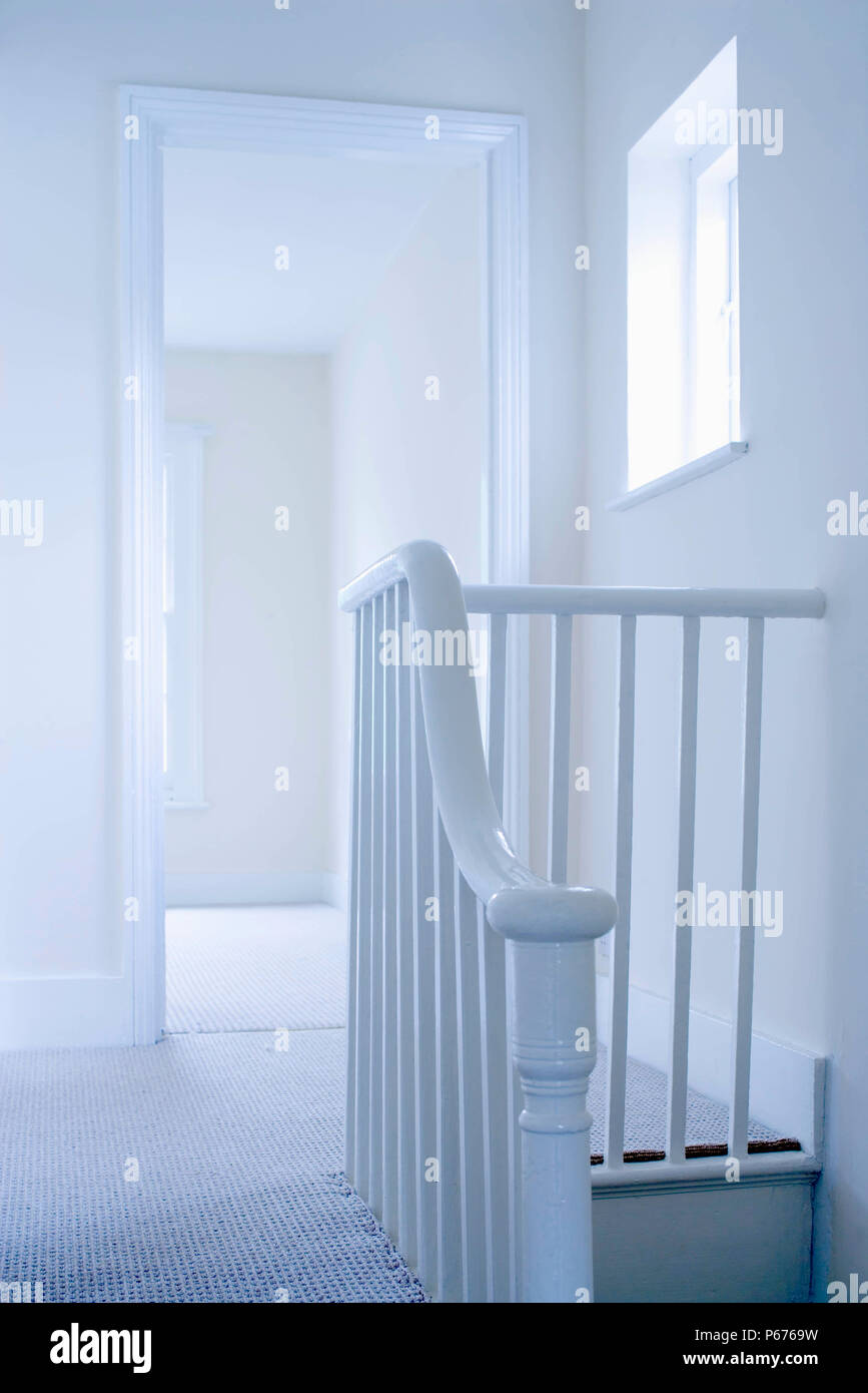Vue de l'intérieur de l'aire d'atterrissage bannister et blanc de maison vide Banque D'Images