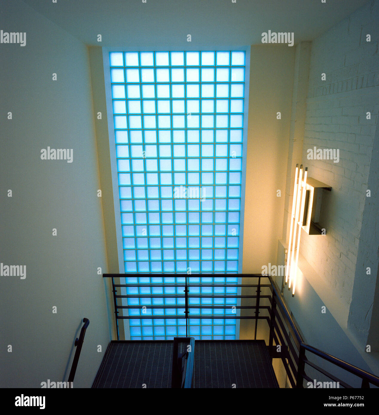Mur de briques de verre dans un escalier Photo Stock - Alamy