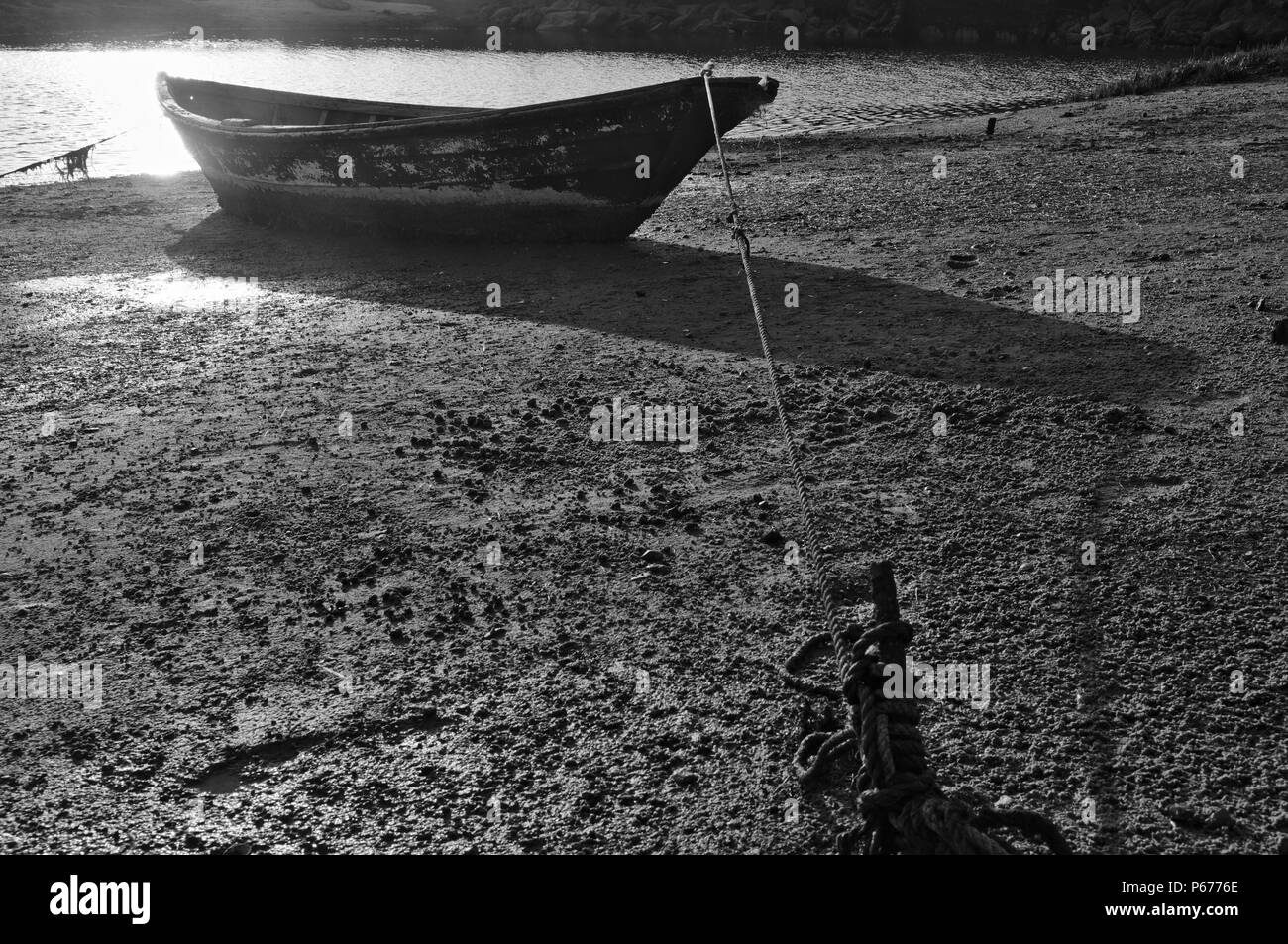 Vieux bateau de pêche en bois à Ria Formosa. Algarve, Portugal Banque D'Images