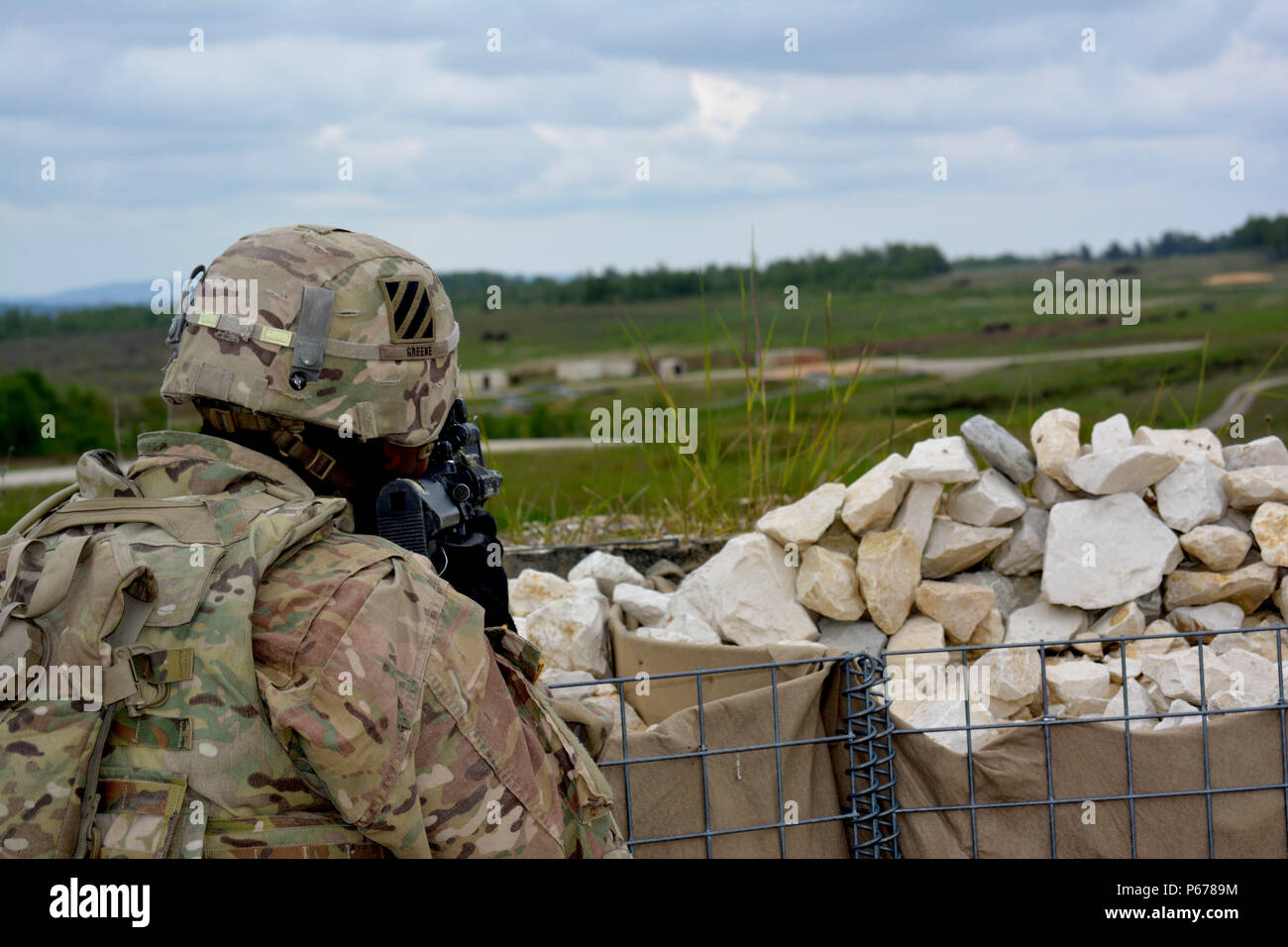 Un soldat du 10e bataillon du génie, 1st Armored Brigade Combat Team, 3ème Division d'infanterie s'engage dans une cible au cours d'artillerie Tableau XII à Grafenwoehr Domaine de formation, l'Allemagne le 19 mai. Les pelotons sont sur la table de tir pour être certifié et préparé pour exercer Anakonda 16 qui se tiendra en Pologne du 7 au 17 juin. Anakonda est un exercice dirigée par la Pologne qui comprendra plus de 25 000 participants de 24 nations, le soutien de la qualité et des mesures de dissuasion en faisant preuve de capacités de défense à déployer, de la masse et de soutenir la lutte contre le pouvoir. (Photo par le Major Randy prêt) Banque D'Images