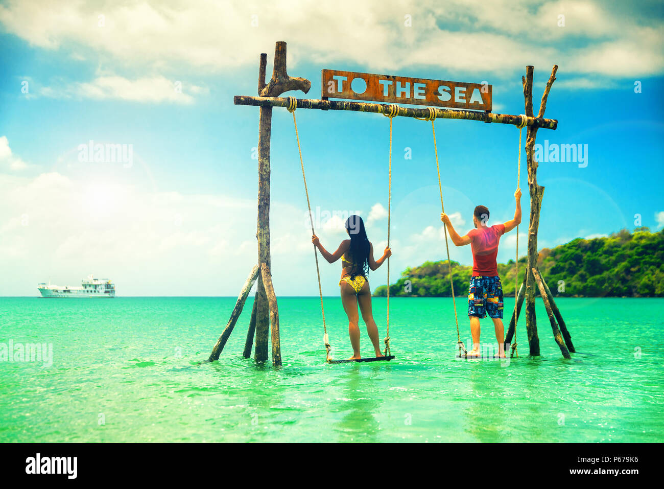 Couple sur Paradise beach resort de miel partage Banque D'Images
