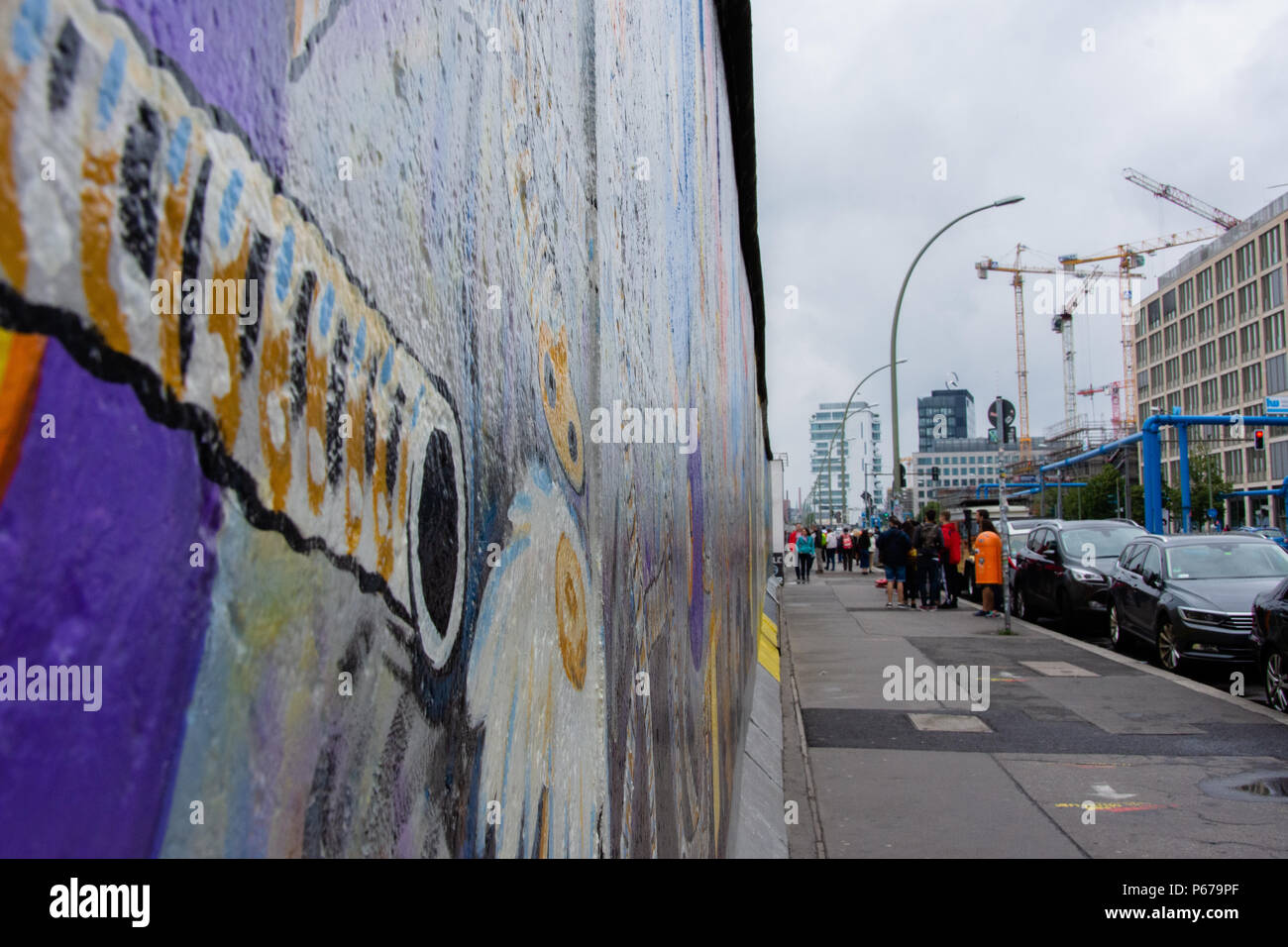 30 juin 2017 : Peinture et Graffiti sur l'Eastside Gallery de Berlin, Allemagne. Banque D'Images