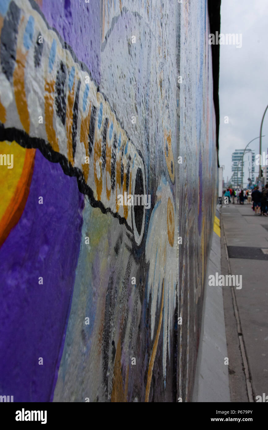 30 juin 2017 : Peinture et Graffiti sur l'Eastside Gallery de Berlin, Allemagne. Banque D'Images