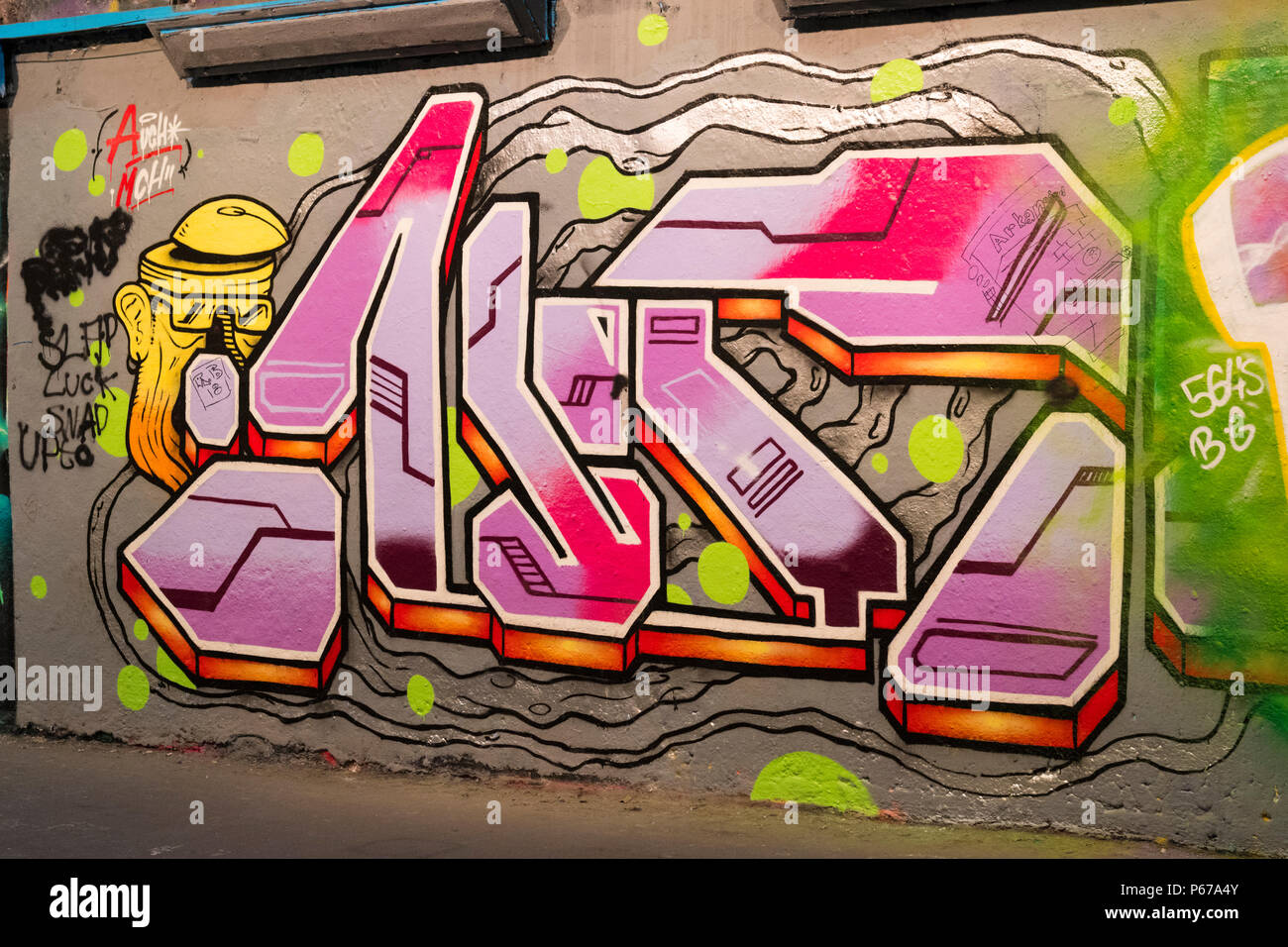 London Waterloo Leake Street lettres rouge rose graffiti wall script trottoir chaussée détail abstract Banque D'Images