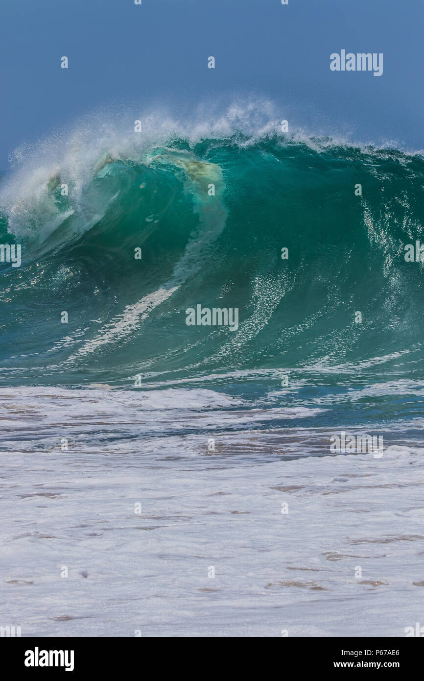 D'énormes boucles de vagues pour briser au surf célèbre dans le monde entier, le coin à balboa peninsular Newport Beach sud de la Californie des États-Unis Banque D'Images