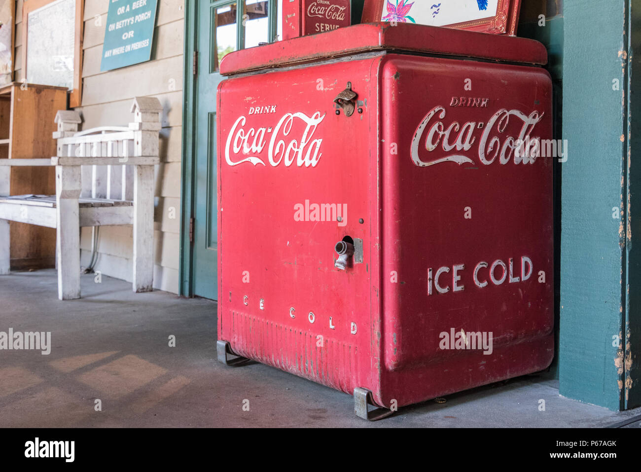 Vintage Ice Cold Coca-Cola refroidisseur sur le porche avant de Betty's Country Store dans les Blue Ridge Mountains à Helen, la Géorgie. (USA) Banque D'Images