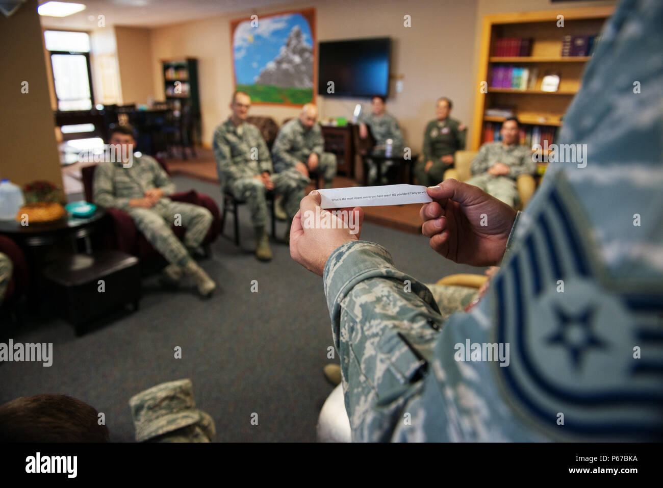 U.S. Air Force Tech. Le Sgt. Matthew Fisher, vol tactique NCOIC, 821e CRS, facilite la question suivante au cours de la sociabilisation de vitesse événement. L'événement vise à rapprocher les aviateurs et les sous-officiers ensemble pour créer des réseaux et des possibilités de mentorat. L'événement fait partie de la 60e Escadre de mobilité aérienne ailier 24, 12 mai 2016. (U.S. Air Force Photo par Louis Briscese/libérés) Banque D'Images