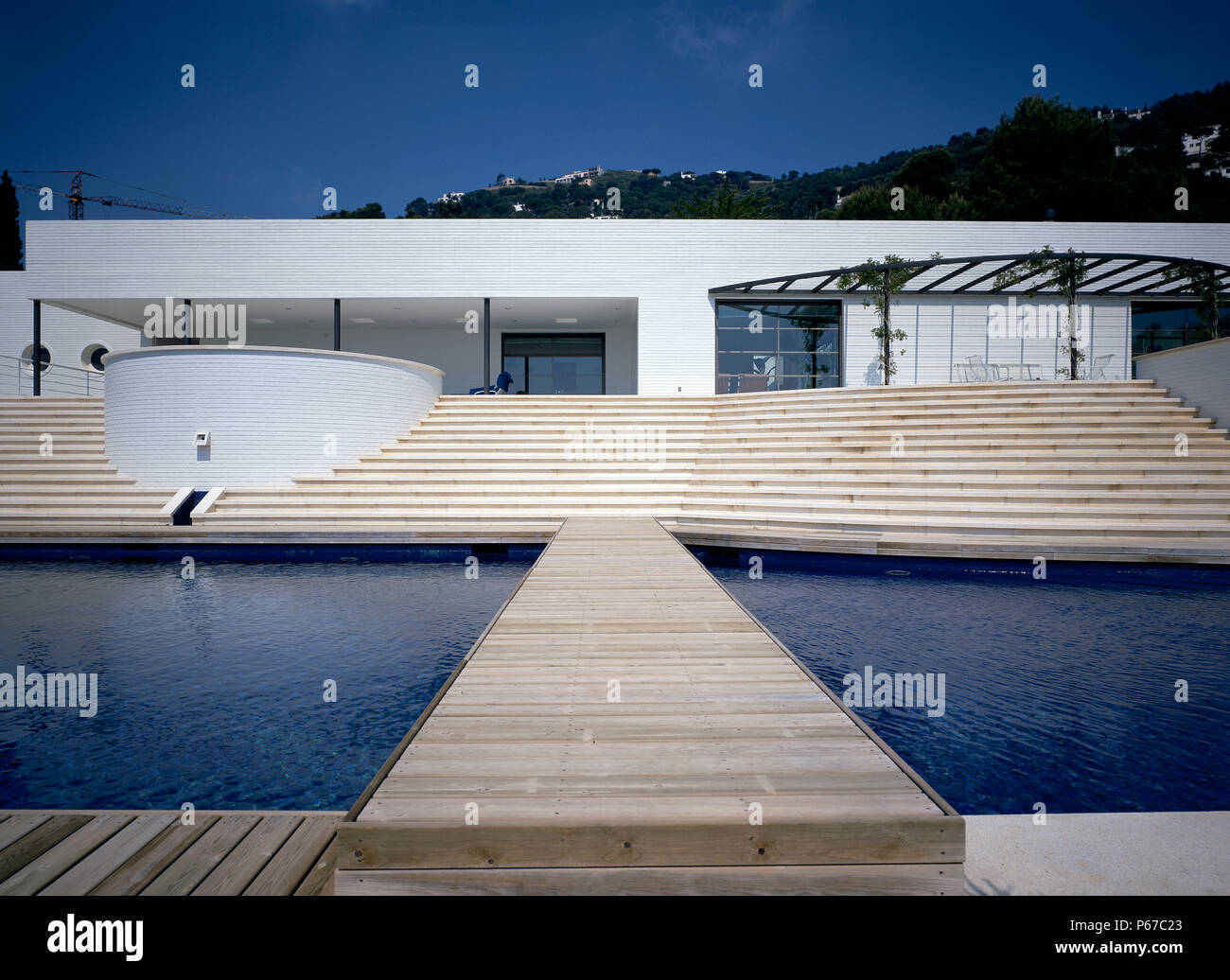 Vue d'une piscine devant un maison éclectique Banque D'Images