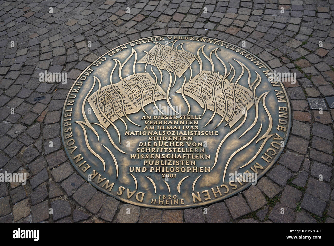 Plaque de gravure livre Nazi, Gedenktafel Bücherverbrennung, Römerberg, Frankfurt am Main, Hessen, Allemagne Banque D'Images