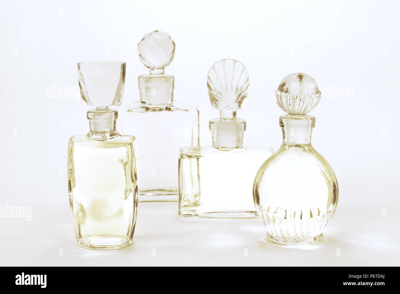 Les bouteilles de parfums vintage avec les bouchons en verre comme arrière-plan Banque D'Images
