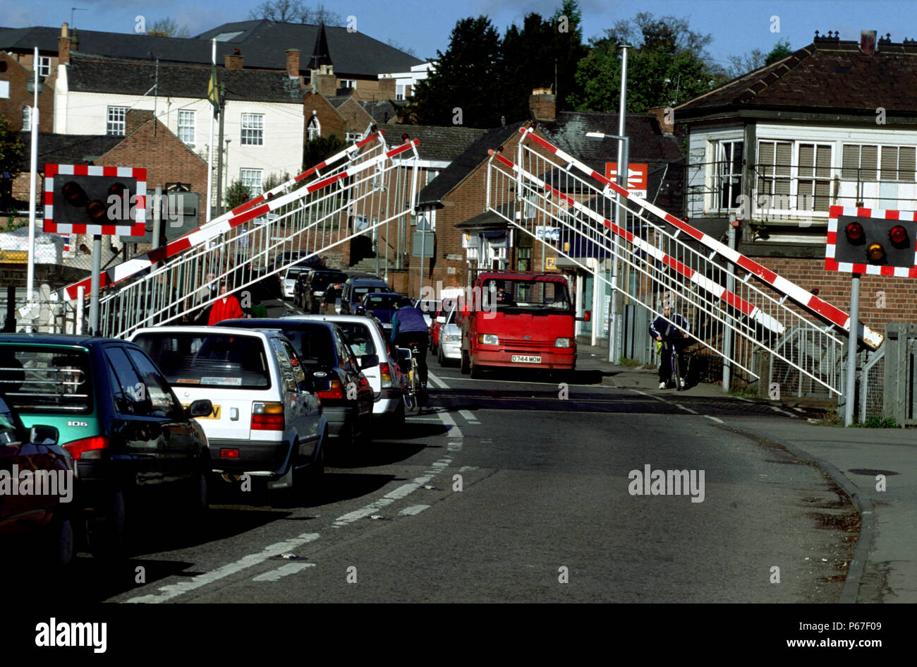 La levée des barrières au passage à niveau de Narborough et d'attente par le biais de flux de trafic. C2000. Banque D'Images