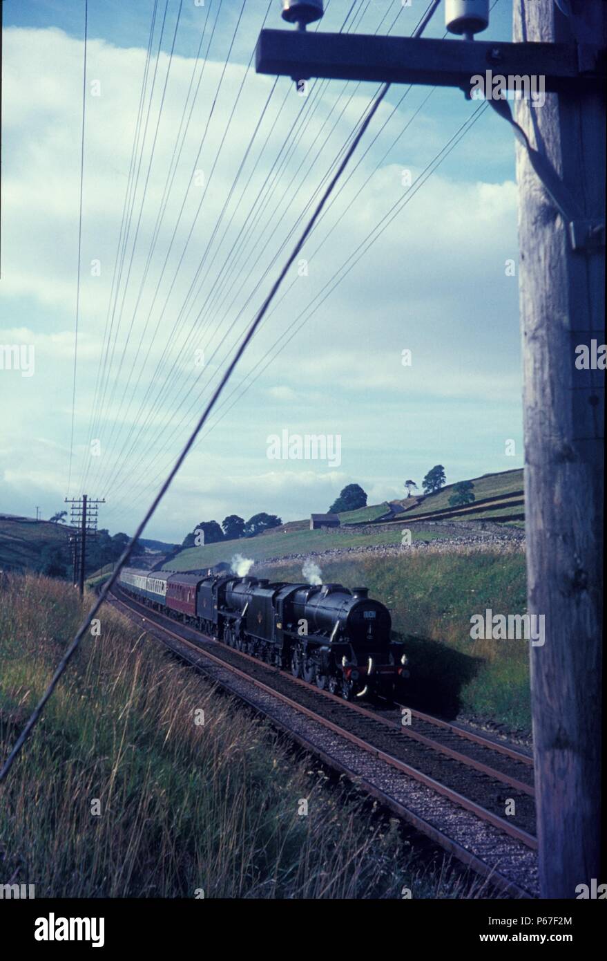La Compagnie de train à vapeur dernier capturés au nord de s'installer derrière deux LMS ex noir Stanier 5 Classe 4-6-0s le dimanche 4 août 1968. Le train est en ro Banque D'Images