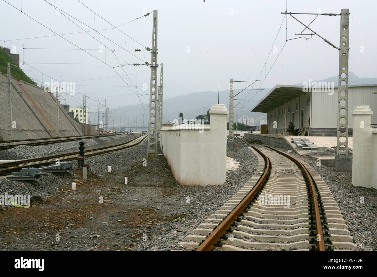 La construction de ligne ferroviaire entre Chongqing et Huaihua. Nouveau hangar à marchandises Wulong. Août 2005. Banque D'Images