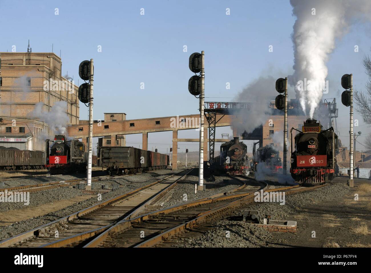 Quatre SYs chinois faire bouillir dans la rondelle de triage à Pingzhuang en novembre 2006. Deux des locomotives ont été modifiés avec des déflecteurs de fumée et embell Banque D'Images