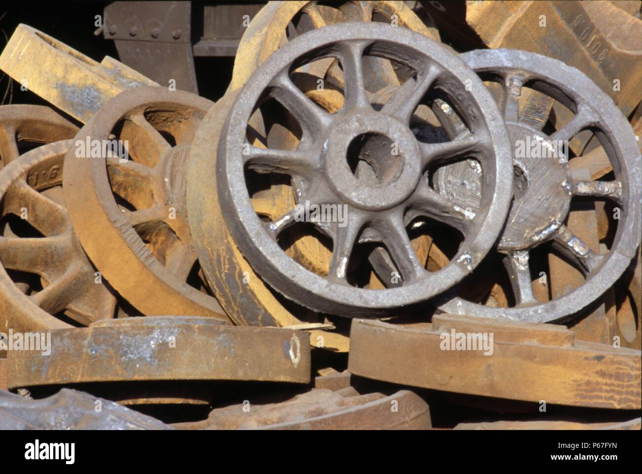 Les roues porteuses en fonte fraîchement pour le standard industrial SY 141 avant l'usinage et le montage des pneus en acier à Tangshan Locomotive W Banque D'Images