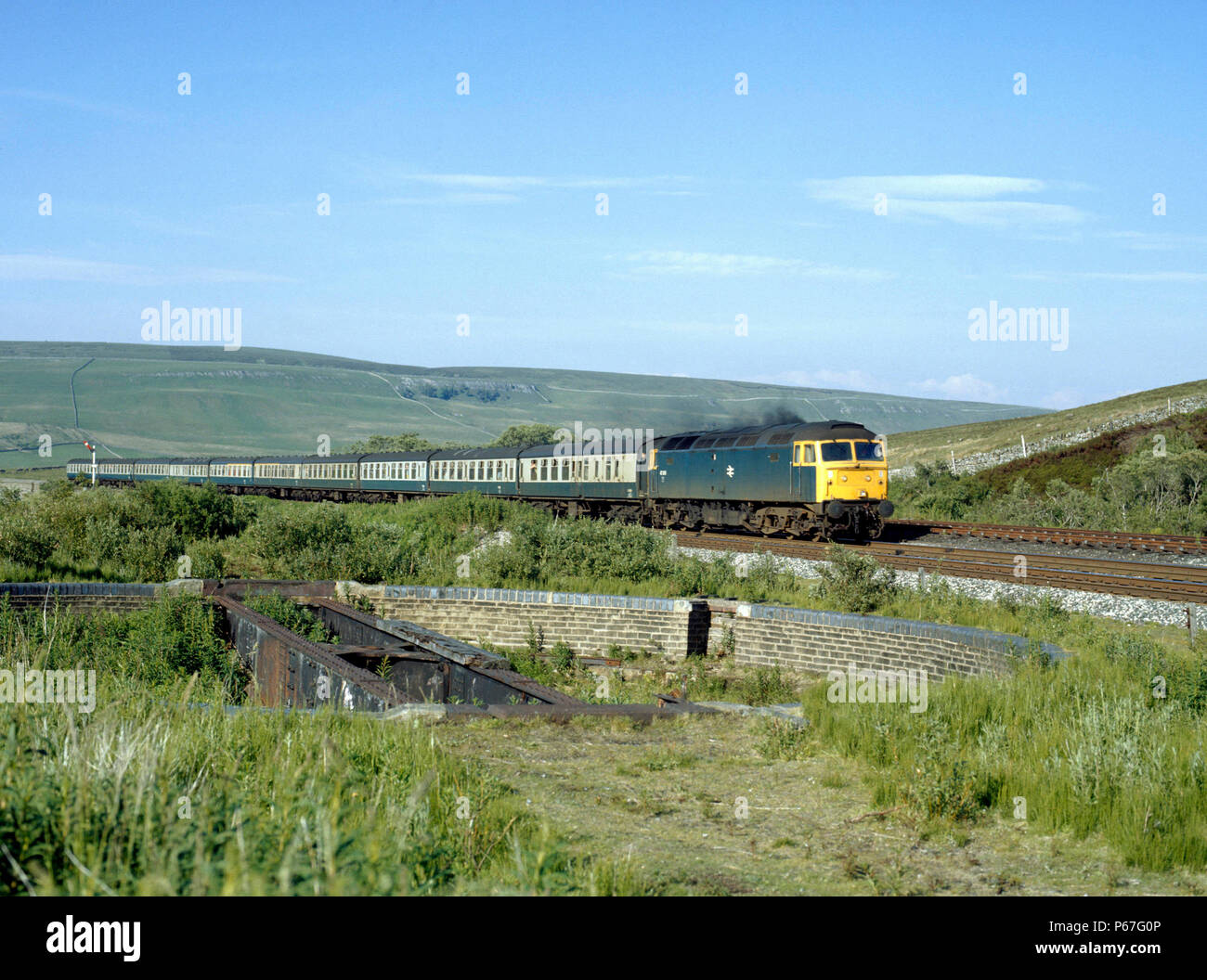 Garsdale. No47336 avec le 10:35 ex Carlisle de Leeds passe la vieille tour à table Garsdale Murchison sur la ligne. 05.07.1984. Banque D'Images