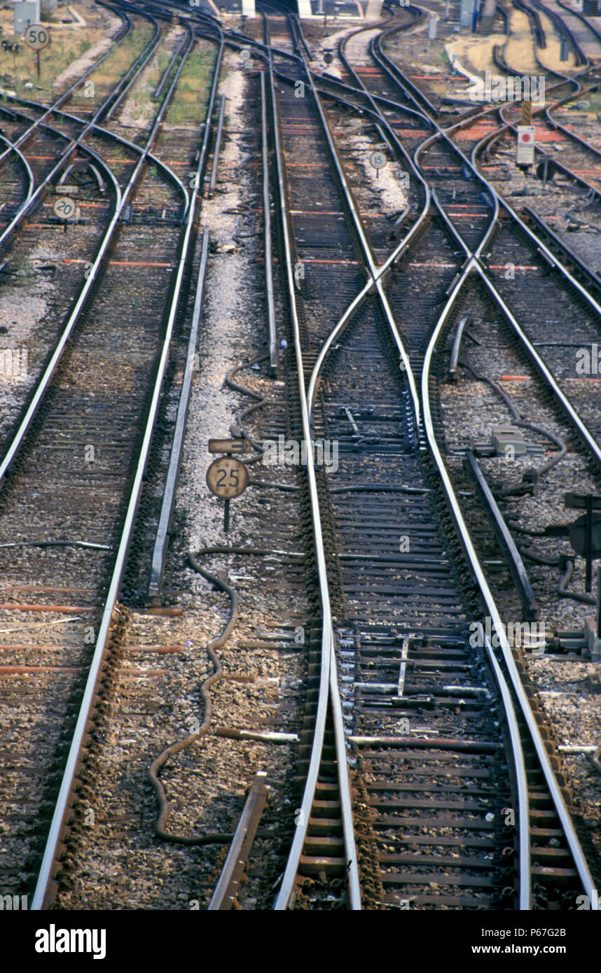 Vue générale de la voie avec le troisième rail électrique et l'points. C 2000 Banque D'Images