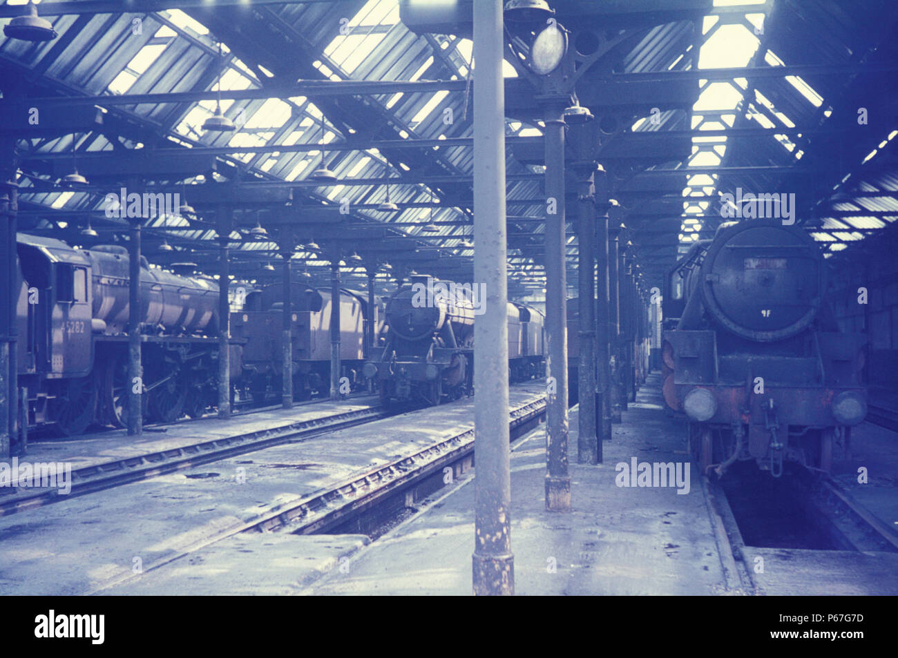 Heaton Mersey hangar de locomotive à la fin de l'âge de la vapeur en Grande-Bretagne montrant condamné LMS ex Stanier 8F 2-8-0 et 5 Noir 4-6-0s. 1967. Banque D'Images