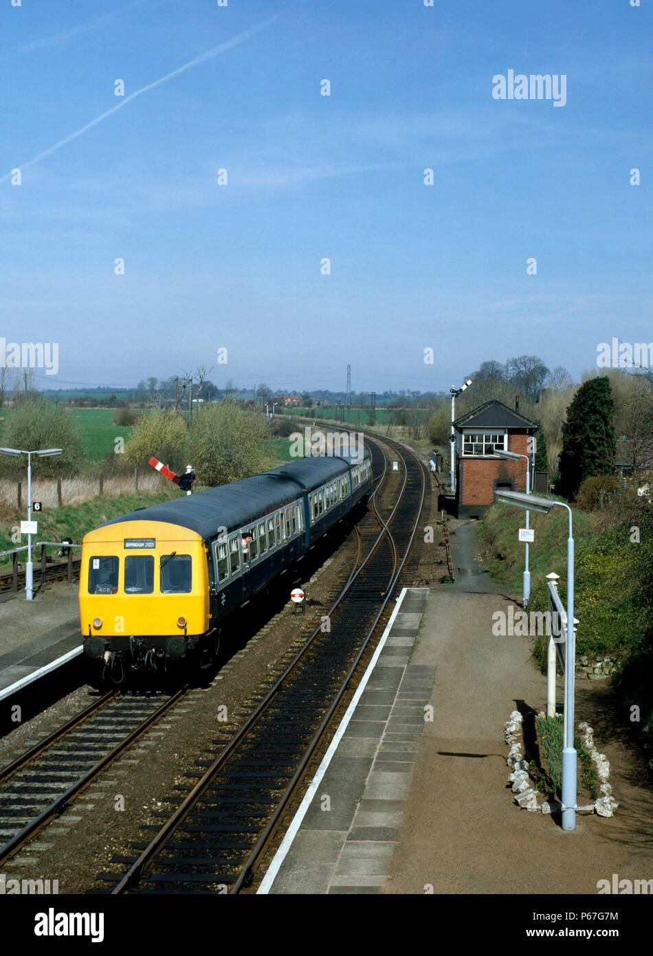 Henley - Dans - Arden. L'ex 12,20 Stratford pour Birmingham Moor (St) en feuilles - Henley - Arden. 14.04.1984. Banque D'Images