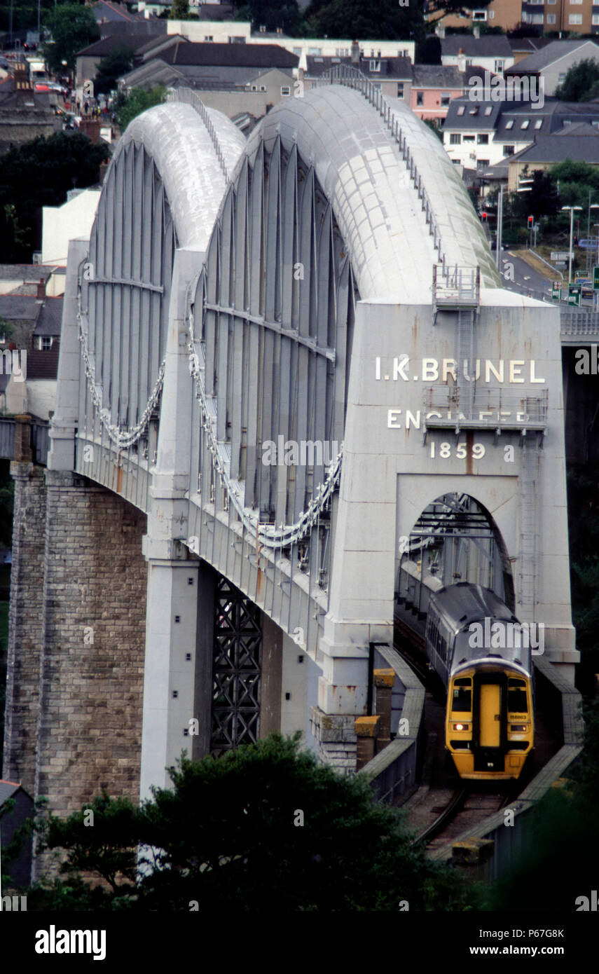 J'ai K Brunel's Royal Albert Bridge qui enjambe la rivière Tamar à Saltash et forme la frontière entre le Devon et Cornwall avec un service de trains Wessex h Banque D'Images