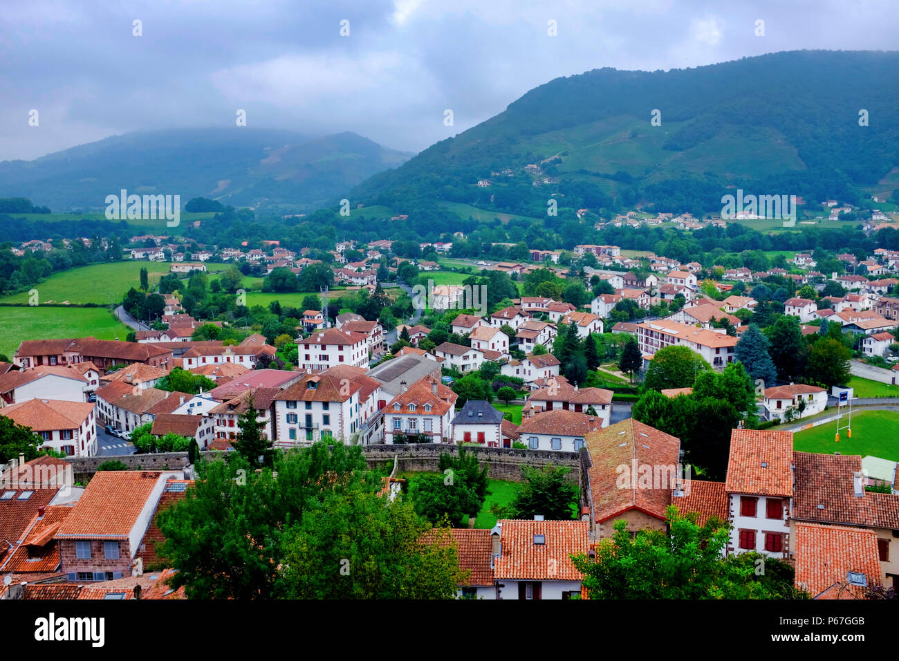 Vue de Saint Jean Pied de Port vu de la Citadelle, France Banque D'Images