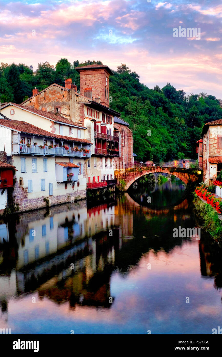 Vue de Saint Jean Pied de Port au coucher du soleil Banque D'Images