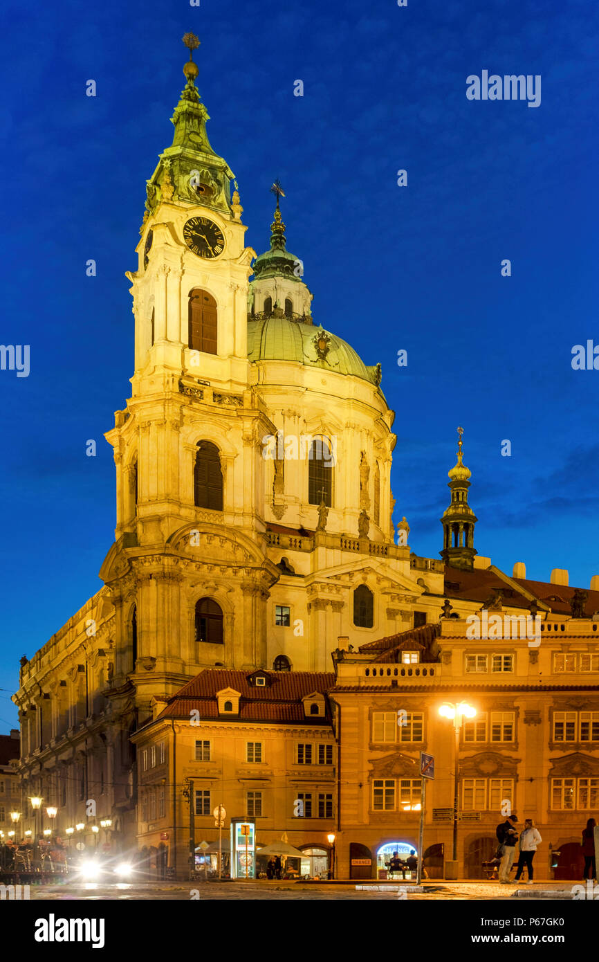 L'église de Saint Nicolas dans la nuit, Prague, République Tchèque Banque D'Images