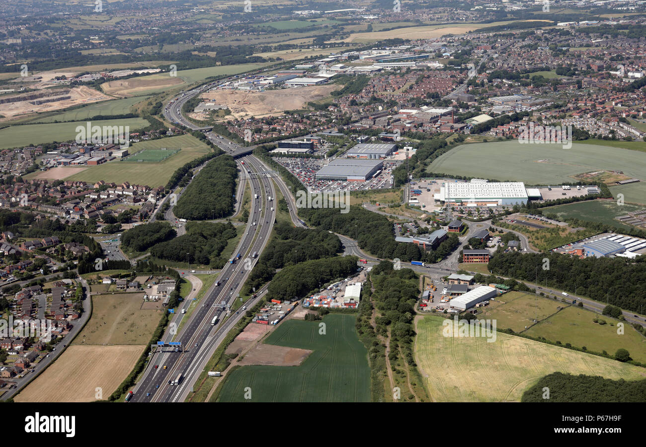 Vue aérienne de la jonction 28 de l'autoroute M62 à Morley, Leeds Banque D'Images