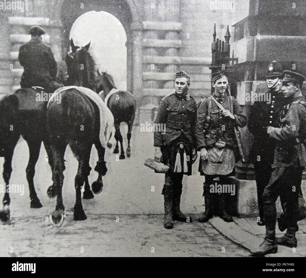 Soldats à l'entrée de l'École d'équitation Royale au palais de Buckingham, utilisé comme hôpital pendant la première guerre mondiale Banque D'Images