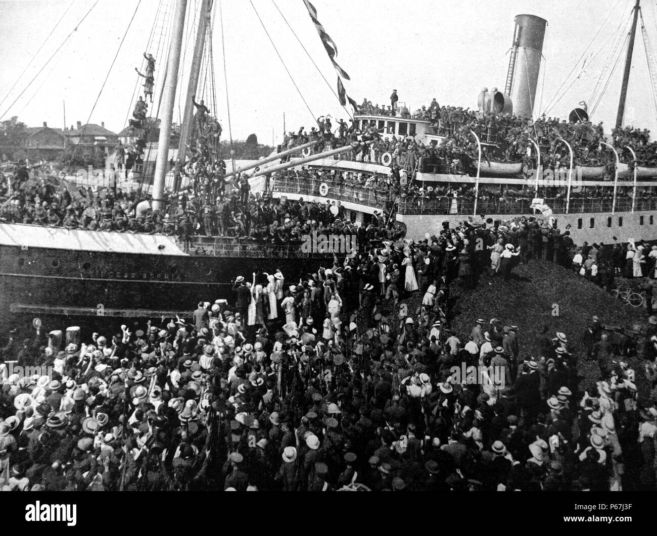 Victoria, British Columbia, Canada, Canadian men line jusqu'à rejoindre les alliés dans la lutte contre la Première Guerre mondiale Banque D'Images Victoria, British Columbia, Canada, Canadian men line jusqu'à rejoindre les alliés dans la lutte contre la Première Guerre mondiale Banque D'Images