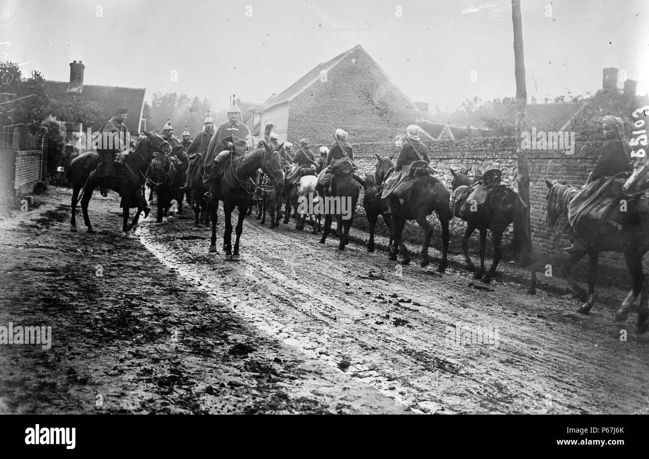 Cuirassiers de patrouille et les forces marocaines Ribecourt ; France ; au cours de la Première Guerre mondiale Banque D'Images