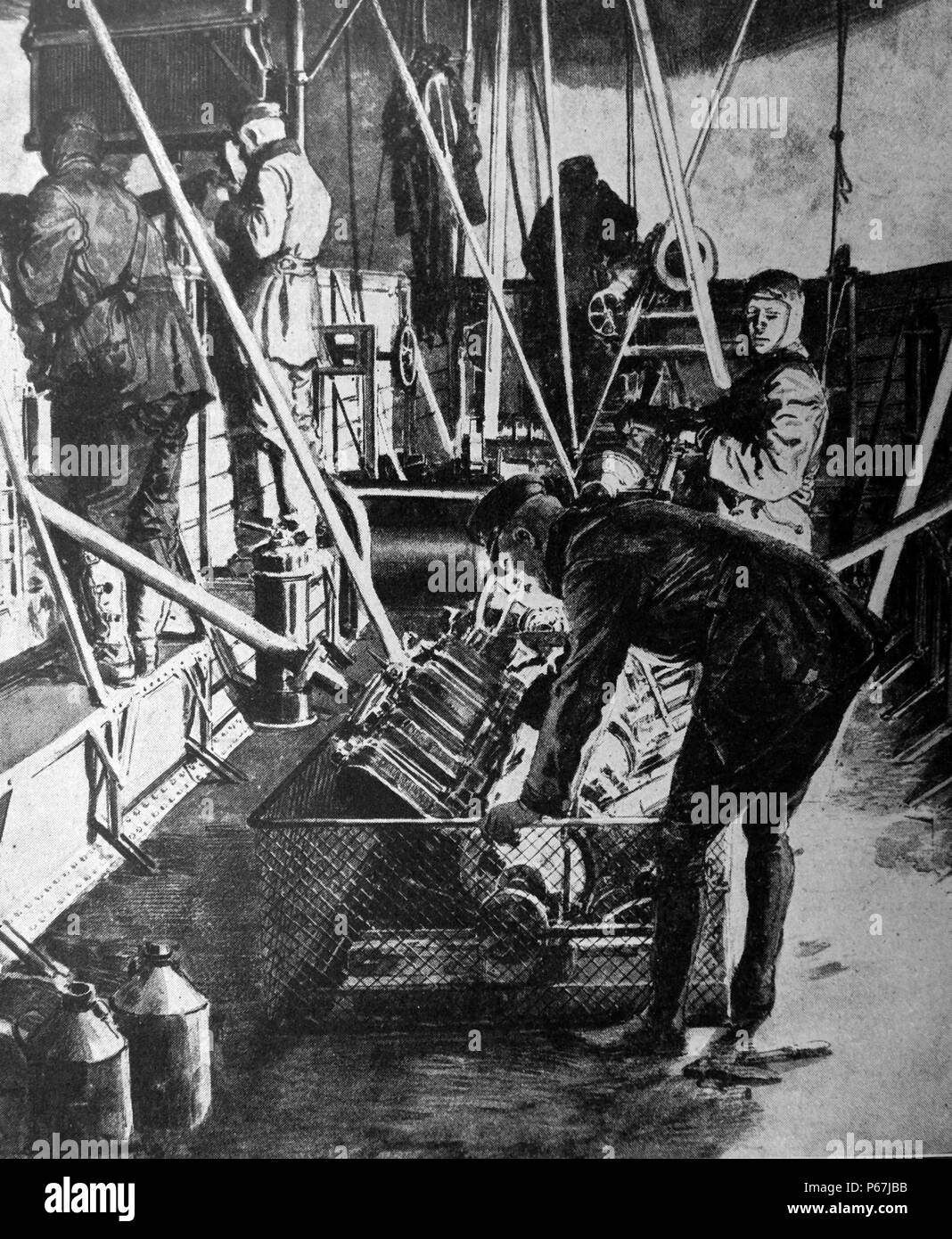 Un ingénieur s'occupe d'un moteur Maybach à l'intérieur du pont sur un dirigeable Zeppelin allemand pendant la Première Guerre mondiale 1916 Banque D'Images