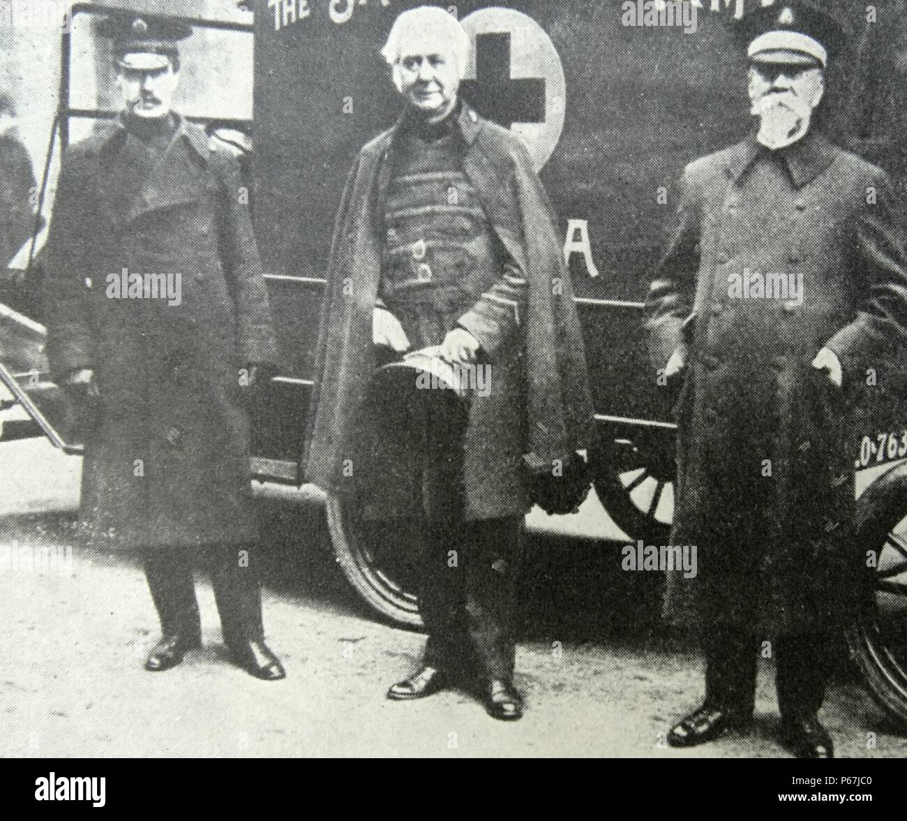 Général Bramwell Booth avec les ambulances de l'Armée du Salut ; pour la Croix-Rouge à utiliser en Russie ; la première guerre mondiale 1916 Banque D'Images