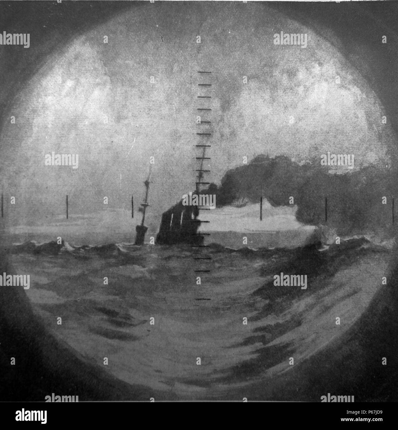 Navire de guerre allemand vu par un périscope de sous-marin de la Royal Navy durant la première guerre mondiale. 1917 Banque D'Images