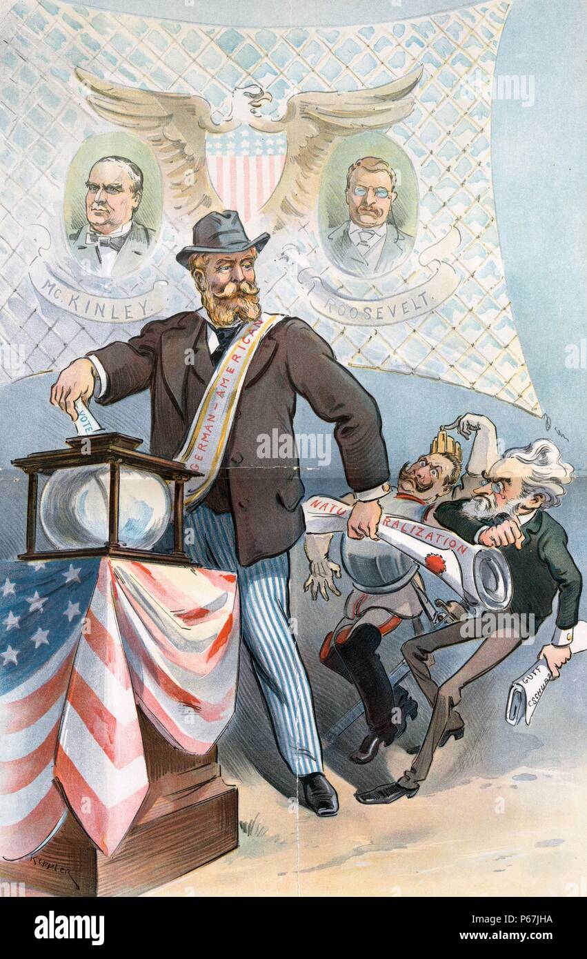 Le vrai écrivain allemand' American man standing in front of une bannière montrant le buste de portraits Le Président William McKinley et Theodore Roosevelt ; comme il jette son vote, il utilise sa main gauche, holding papers marqués 'Naturalisation', d'écarter l'empereur allemand, Guillaume II, et Carl Schurz. Banque D'Images