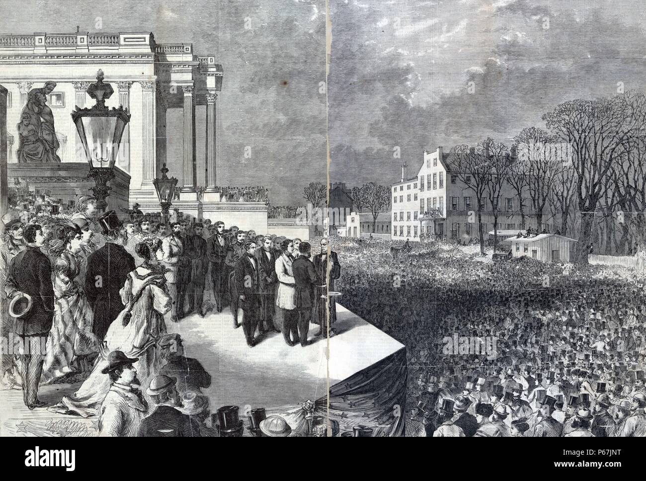 Ulysses S. Grant et Schuyler Colfax prêtant serment administré par le juge en chef Salmon P. Chase sur le portique de l'est le Capitole à Washington, D.C., le 4 mars 1869, à une grande foule. Banque D'Images