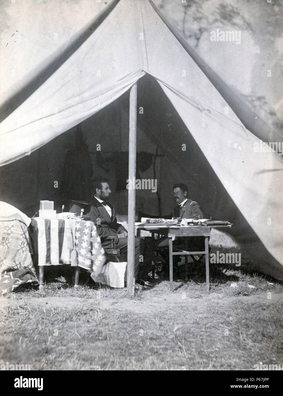 Le Président et le général McClellan sur le champ de bataille d'Antietam. La photographie montre le président Lincoln et le général McClellan assis à l'intérieur d'une tente sur le champ de bataille d'Antietam. Banque D'Images