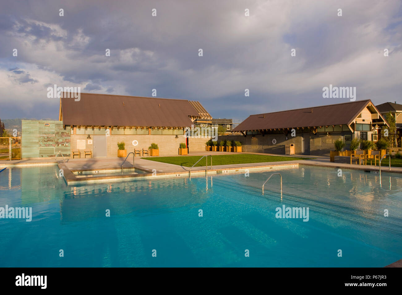 Pool house au lever du soleil dans un nouveau projet résidentiel dans la région de West Valley City, Utah, USA. Fonctionnalité des bâtiments métalliques ondulées, de béton coulé et cop Banque D'Images