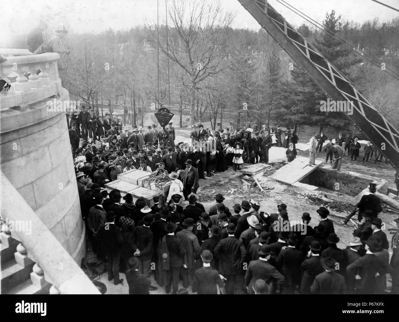 Dépose de Lincoln's Coffin. Les gens se sont réunis autour du cercueil de la caisse contenant le président Abraham Lincoln. En 1900, une reconstruction complète de tombe de Lincoln était nécessaire, mécontent de l'œuvre, son fils avait son corps exhumé un an plus tard et placé dans une crypte. Banque D'Images