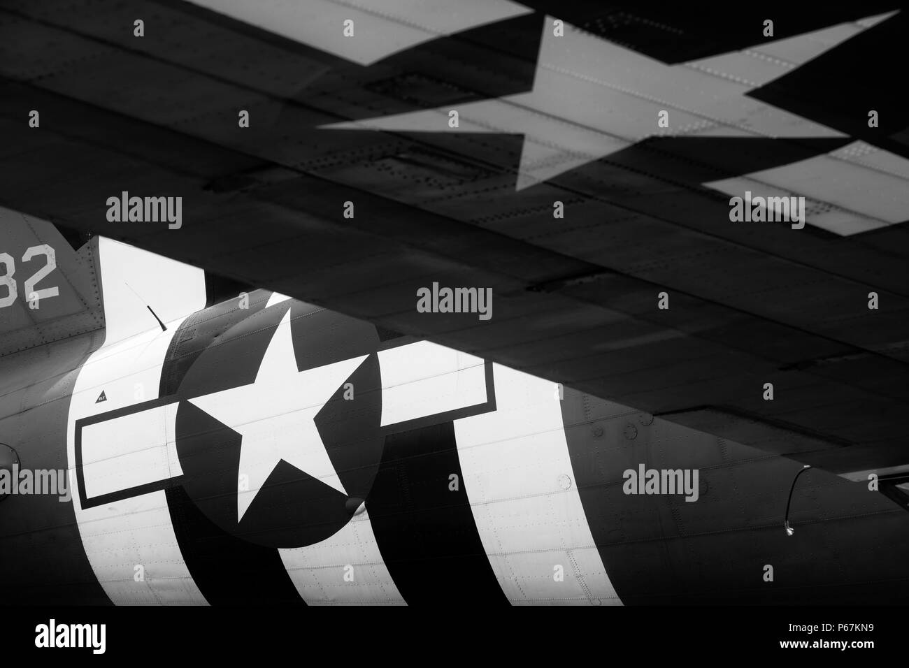 Douglas C-47 Dakota / DC-3 d'aéronefs de transport à Bicester festival du volant . Centre du patrimoine mondial, Bicester Oxfordshire, Angleterre. Abstraite noir et blanc Banque D'Images