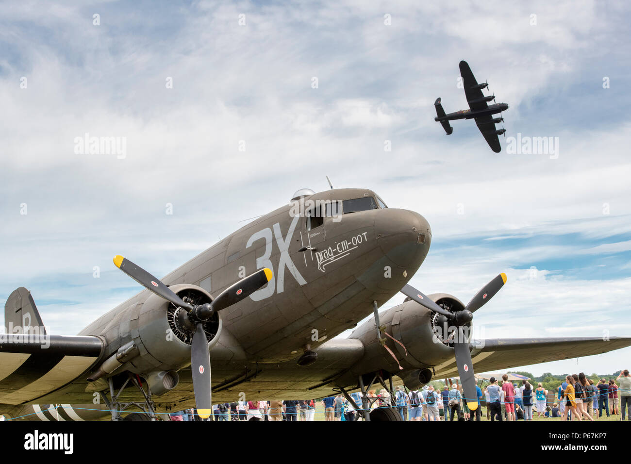 Douglas C-47 Dakota / DC-3 d'aéronefs de transport à Bicester festival du volant . Centre du patrimoine mondial, Bicester Oxfordshire, Angleterre Banque D'Images