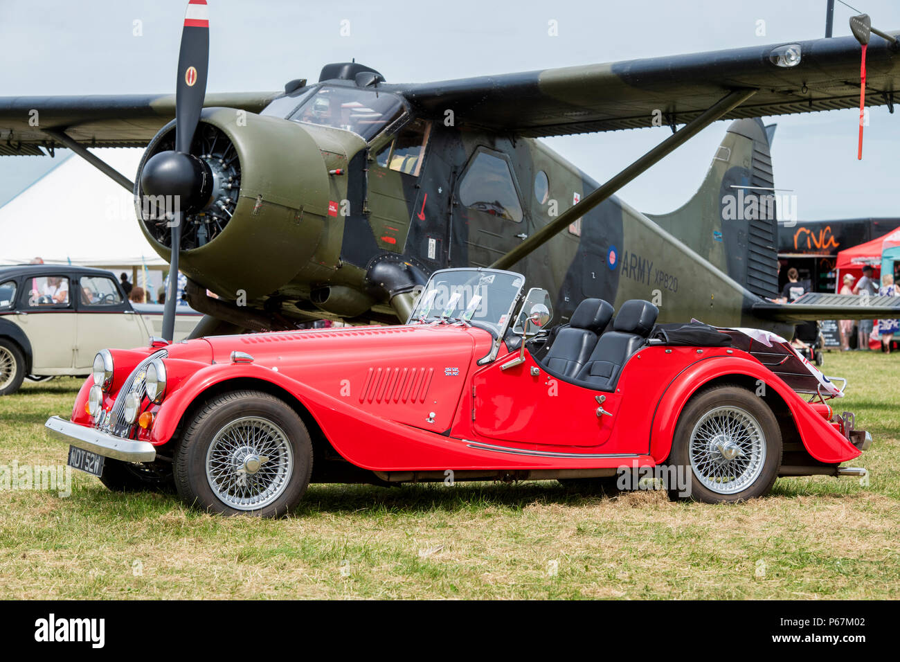 Morgan voiture en face d'un de Havilland Beaver AL Mk1 à Bicester festival du volant . Centre du patrimoine mondial, Bicester Oxfordshire, Angleterre Banque D'Images