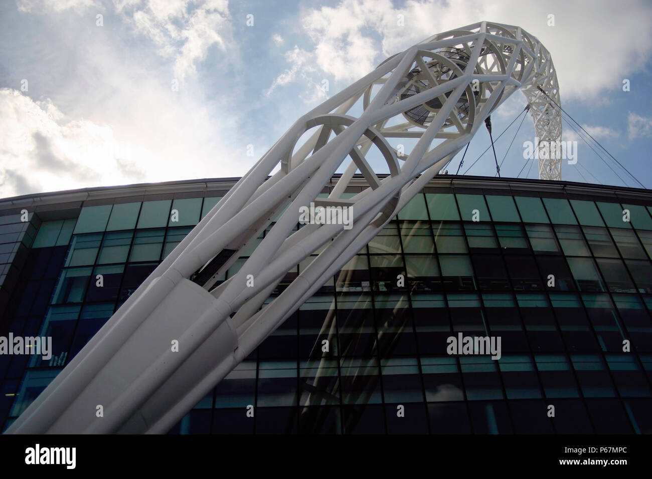 Le stade de Wembley a été conçu par les architectes Hok Sport et Foster & Partners avec des ingénieurs et Mott Macdonald a été construit par Multiplex. La signature fe Banque D'Images