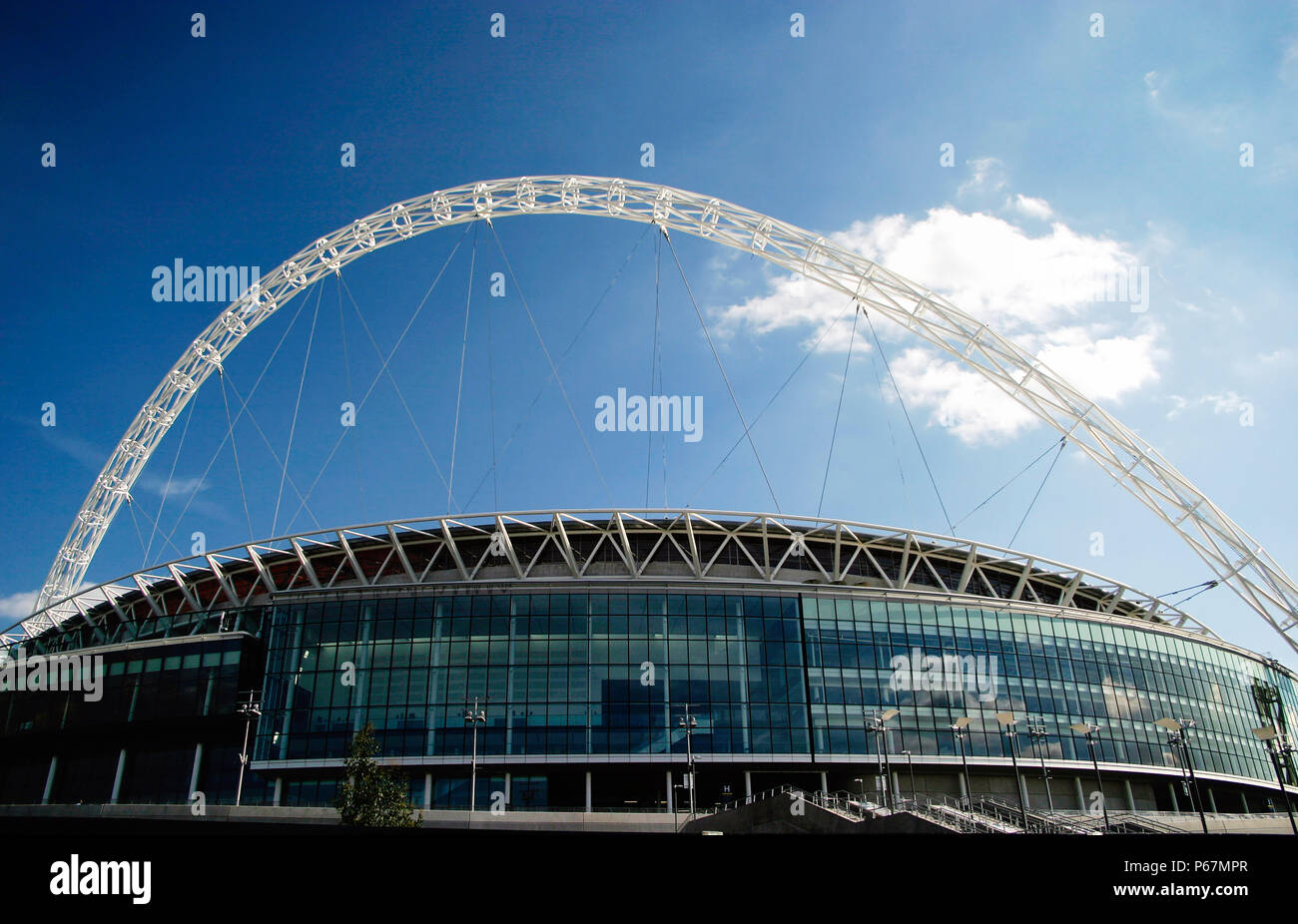 Le stade de Wembley a été conçu par les architectes Hok Sport et Foster & Partners avec des ingénieurs et Mott Macdonald a été construit par Multiplex. La signature fe Banque D'Images