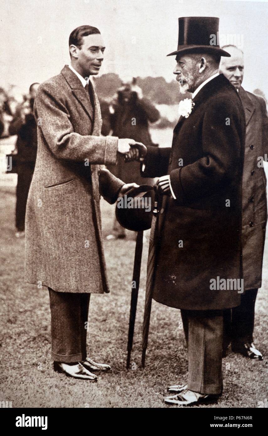 Le duc de York assister à la Richmond Horse Show, avec son père malade, le roi George V. Banque D'Images