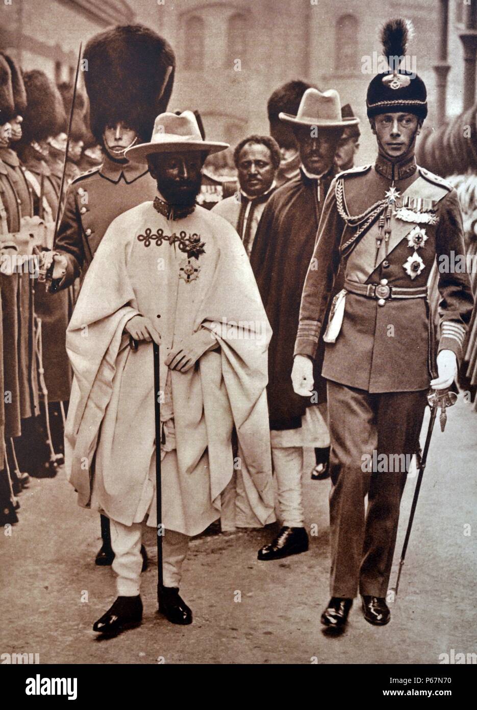 La photo montre Ras Tafari, Prince Régent de l'Éthiopie se rendant sur l'Angleterre. Il a été accueilli par le duc de York (futur roi George VI) à Douvres, et s'est entretenu avec le roi George V et le premier ministre au cours de son temps en Angleterre. Banque D'Images