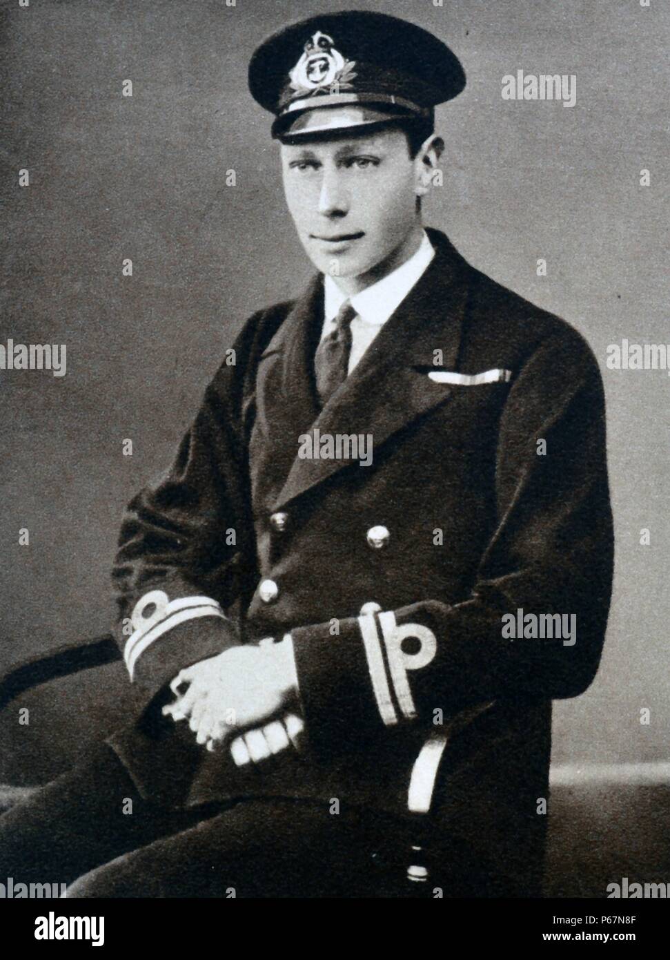 Prince Albert (plus tard le roi George VI) est montré dans son uniforme d'officier de marine. Il a été renvoyé de H.M.S Collingwood, de recouvrer pour l'appendicite, durant cette période, il a servis le thé aux blessés à Buckingham Palace. Banque D'Images